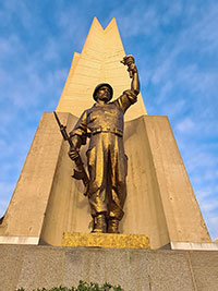 Statua del monumento ai martiri della rivoluzione ad Algeri