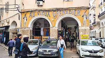 Insegna di un vecchio negozio coloniale ad Algeri