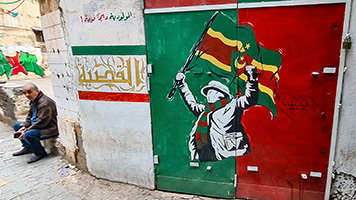 Murale che inneggia alla rivoluzione nella casbah di Algeri