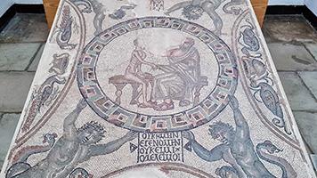 Mosaico della tomba di Cornelia Urbanilla al museo nazionale delle antichità di Algeri. 'Non ero. Fui. Non sono. Poco m'importa'.