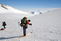 Salendo con sci e slitta 2