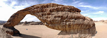 Il Rainbow Arch nei pressi di Al Ula visto da dietro