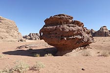 Roccia tondeggiante in località Al Gtaar a Hisma