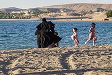 Saudite in spiaggia a Sharma