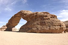 Il Rainbow Arch nei pressi di Al Ula visto di fronte