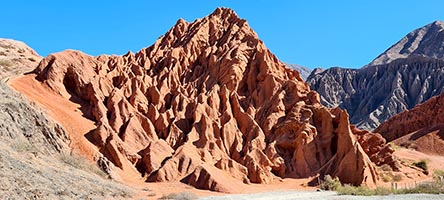 Purmamarca, collina dietro al Cerro de los Siete Colores
