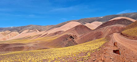 Montagne colorate verso la laguna Brava