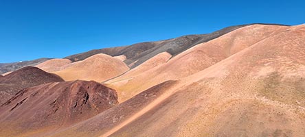 Montagna multicolore dal passo che porta alla laguna Brava