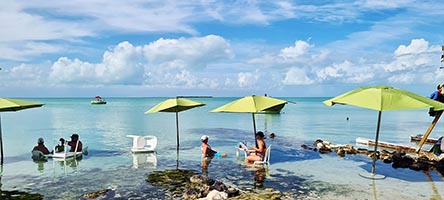 Ombrelloni in acqua nella 'Secret Beach' di Ambergris Caye