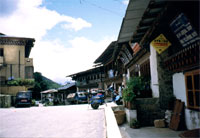 La strada principale di Trongsa