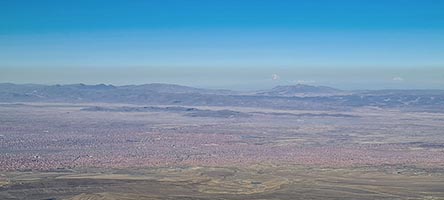 Il Sajama spunta all'orizzonte dalla cima del Huayna Potosi, in primo piano El Alto
