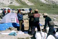 Le operazioni di pesatura dei bagagli al campo base cinese