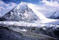 Il campo base avanzato, 5720 m, e il passo di Nangpa la