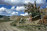 Un chorten con bandiere di preghiera