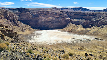 La caldera interna dell'Era Kohor col fondo rivestito di sale natron