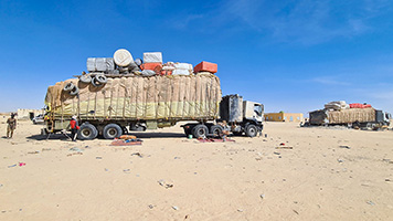 Camion in sosta prima di attraversare l'Erg Djourab