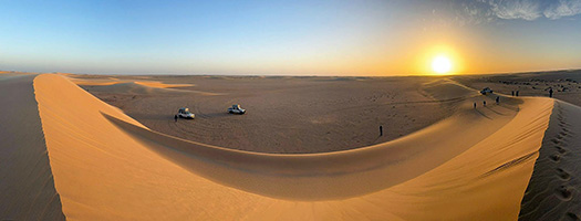 Campo nell'Erg Djourab al riparo di una grande duna barcana