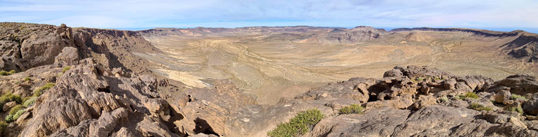Panorama a 180° sull'interno del cratere dell'Emi Koussi dal bordo della caldera