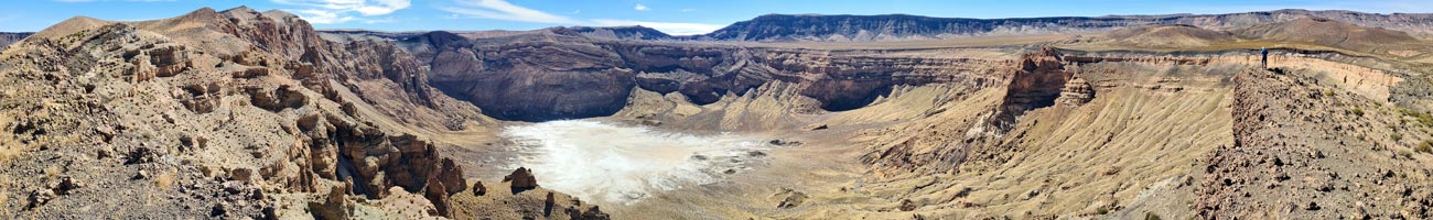 Panoramica dal bordo interno sulla caldera salina dell'Era Kohor