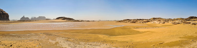 Panoramica dalla sponda di un lago stagionale nel cuore del Bourkou