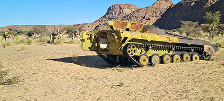 Resti di un carro armato risalente alla guerra libico-ciadiana del 1987 16°47'12'' N; 21°36'24'' E