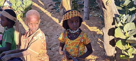 Bambini e bambine nei pressi della guelta d'Archei
