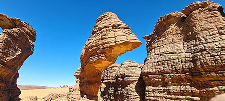 Rocce presso un antico insediamento dell'età del ferro 17°04'22'' N; 21°28'46'' E a 20 km circa prima di Fada