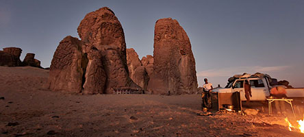 Campo tra alcuni torrioni a 17°29'31'' N; 21°31'19.4'' E prima della traversata della depressione del Mourdi