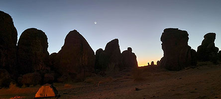 Campo al tramonto tra i torrioni di arenaria