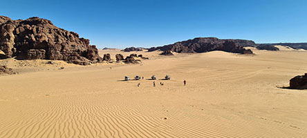 Dal passo si scende a nord nella depressione del Mourdi, lasciandosi alle spalle l'Ennedi