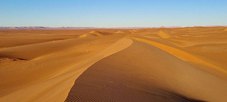 Dune lineari dell'erg di Baiga al tramonto