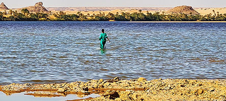 Signora fa il bagno nel lago salato Katam
