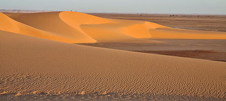 Le barcane di Ounianga Kebir al tramonto