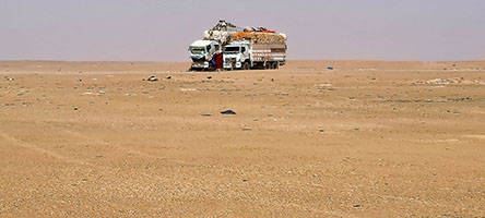 Un camion in panne sulla pista nei pressi di Ounianga Kebir