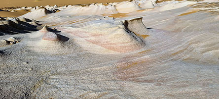 Formazioni sabbiose compatte a 17°54'32'' N; 20°40'10'' E che ricordano il deserto