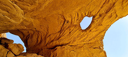 Arco con grotta che conserva i graffiti di tre coccodrilli 17°06'09'' N; 21°18'43.5'' E