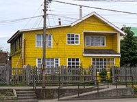 Casa gialla ad Achao