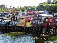 Palafitte lungo il Rio Gamboa a Castro
