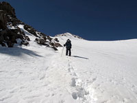 Tracce di salita sulla neve 