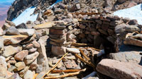 L'interno del ricovero inca e i legni antichi