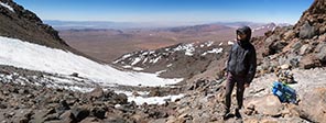 Adriano sulla nostra piazzola al campo uno del Llullaillaco, 5740 m