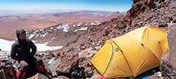 Adriano davanti alla tenda al campo uno del Llullaillaco, 5740 m