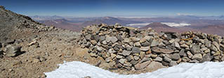 Antico muretto a secco poco sotto la vetta. Sullo sfondo il salar de Llullaillaco (Argentina)