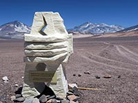 Monumento commemorativo alle vittime del terremoto del 2010 in Cile nei pressi del rifugio Lucero