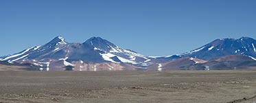 Miraggi ai piedi di montagne nei pressi dell'Ojos del Salado