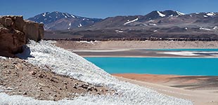 La laguna verde dalle pendici del cerro El Muerto