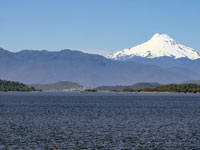 Porto Aguirre con sfondo il vulcano Macá, 2300 m