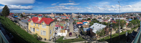 Panoramica su Punta Arenas e la sua baia dal Cerro de la Cruz, a sinistra il ristorante la Yegua Loca