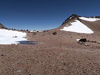 Laghetto a 5940 m sulla sella tra le cime