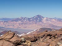 La vetta del vulcano Copiapó, 6052 m, vista da quella del Tres Cruces centrale